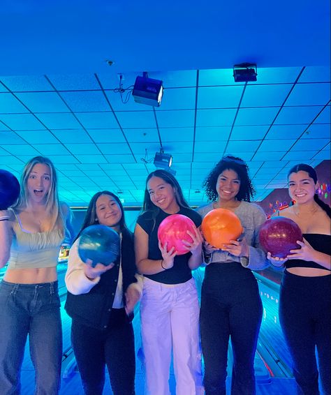 Bowling Bday Party, Aesthetic Bowling Pictures With Friends, Bowling Alley Birthday Party, Bowling Aesthetic Pictures, Bowling Alley Instagram Pictures, Bowling Photoshoot, Aesthetic Bowling Pictures, Bowling Outfit Aesthetic, Bowling Pics