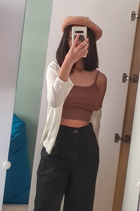 Brown Cami Outfit, Black And Brown Outfit Aesthetic, Brown Beret Outfit, Cafe Aesthetic Outfit, Cafe Outfit Aesthetic, White Cardigan Outfit Aesthetic, Aesthetic Beret, Outfits Cafe, Black Jeans Outfit Casual