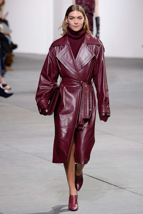 Michael Kors Collection Fall 2017 RTW Trent Coat, Michael Kors Runway, Michael Kors Fall, Burgundy Outfit, Burgundy Fashion, Long Leather Coat, Leather Trench, Purple Reign, Autumn Outfits