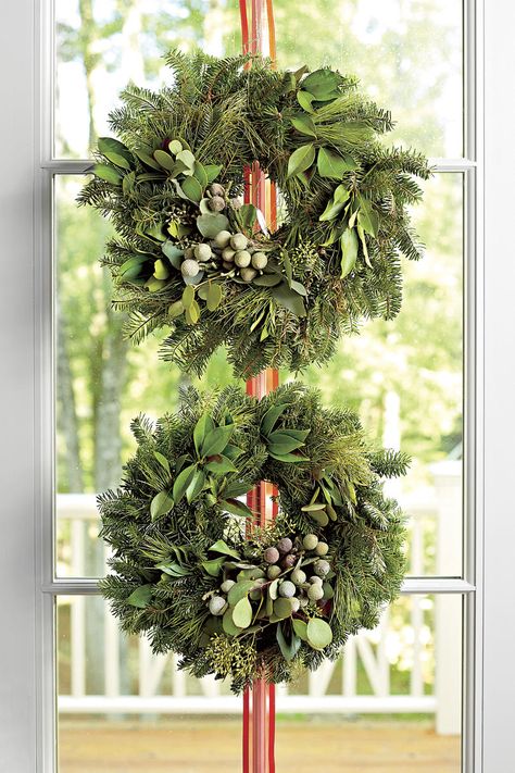 55+ Ways to Decorate with Fresh Christmas Greenery | Instead of hanging one large wreath, try stacking two smaller wreaths on your door. #southernlivinge #christmas #christmasideas Double Wreath, Christmas Wreaths For Windows, Fresh Christmas Wreath, Christmas Prayer, Window Wreath, Holiday Greenery, Small Wreaths, Festive Wreath, Holiday Garlands