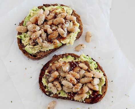 Garlicky White Bean Avocado Toast with BBQ Drizzle [Vegan] - One Green PlanetOne Green Planet White Bean Recipes, Pancakes For Dinner, Savory Breakfast Recipes, Inflammatory Recipes, Inflammatory Diet, How To Cook Beans, Green Planet, Allergy Friendly Recipes, Vegan Thanksgiving