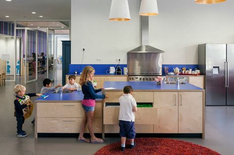 Montessori School Waalsdorp - Amazing Kitchen Netherlands, ArchDaily Daycare Kitchen, Cooking School Design, Student Kitchen, Children's House, Childrens Cooking, Montessori Kindergarten, Kitchen Workshop, Cooking In The Classroom, Content Studio