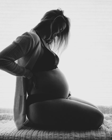 Maternity Window Pictures, Self Maternity Photoshoot At Home, Diy Home Maternity Pictures, Simple Diy Maternity Photos, At Home Maternity Pictures Diy, Diy Home Pregnancy Photoshoot, Self Done Maternity Pictures, Maternity Budior Photoshoot Ideas, At Home Maturity Photoshoot