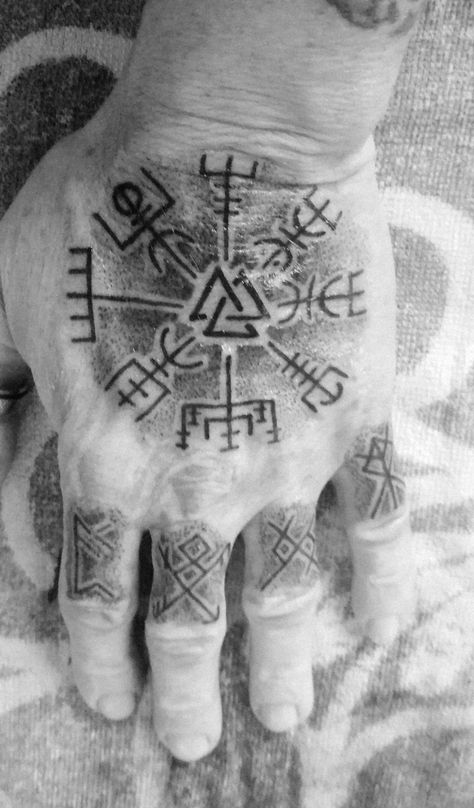 Hand tattoo vegvisir valknut runes Tattoo Fade Out, Viking Hand Tattoos For Guys, Nordic Hand Tattoo, Vegvisir Tattoo, Viking Tattoo Sleeve, Couple Tattoo, Chest Tattoo Men, Tattoo Style Drawings, Viking Symbols