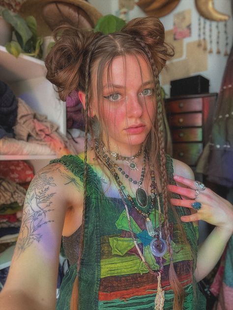 Hippie Hairstyles, Hair Fairy, Hippie Lifestyle, Hippie Hair, Jewelry Nature, Fairy Hair, Hippie Girl, 70s Style, Nature Tattoos