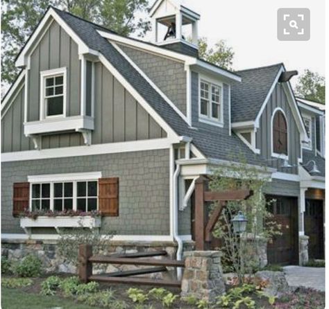 Grey and white with wood trim farmhouse Rustic Farmhouse Exterior, Farmhouse Exterior Design, Interior Design Minimalist, Gray House, Stucco Homes, Casas Coloniales, Exterior Paint Colors For House, Modern Farmhouse Exterior, Exterior Remodel