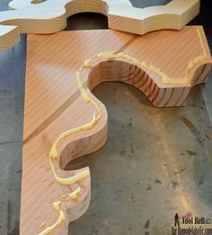 Diy Corbels, Woodworking Bed, Woodworking Box, Woodworking Joints, Into The Wood, Wood Corbels, Building Plan, Diy Holz, Wood Working Gifts