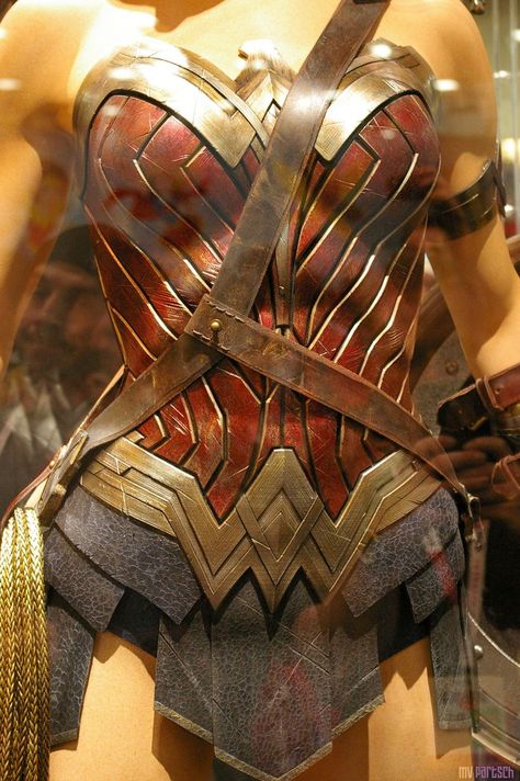 Wonder woman bodice, including eagle and belt detail. Image saved from Internet. Wonder Woman Cosplay, Wonder Woman Art, Gal Gadot Wonder Woman, Wonder Woman Costume, Wonder Women, Cosplay Tutorial, Dc Comics Characters, Comic Movies, Super Hero Costumes