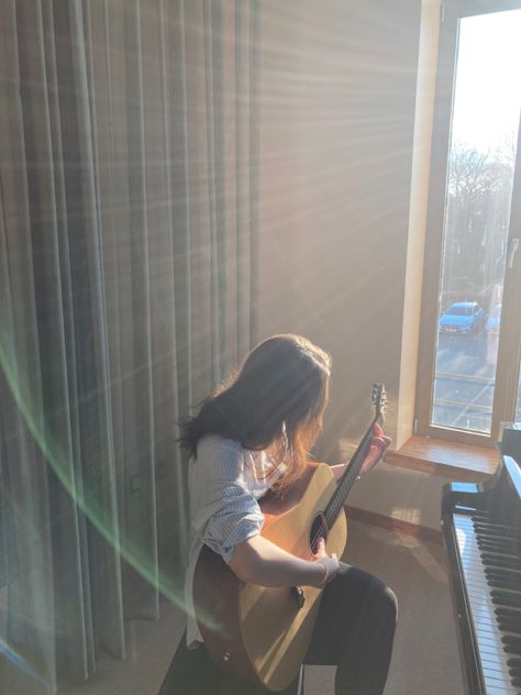 Piano Photography, Piano Guitar, Artsy Photos, Dreamy Photography, Guitar Girl, Stylish Photo Pose, Playing Piano, Classy Photography, Late Afternoon