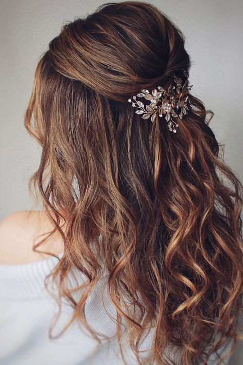 Gorgeous tousled half up half down wedding hairstyle with floral bridal hair comb. Evening Hair, Bridal Hair Half Up, Halloweenský Makeup, Half Up Wedding Hair, Wedding Hair Half, Half Up Half Down Wedding, Bridesmaid Hair Half Up, Elegant Wedding Hair, Hairstyles Wedding