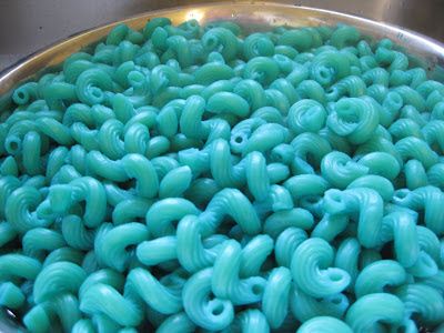 blue pasta for 4th of july, just add food coloring to the water and boil! add cauliflower and tomatoes for a patriotic pasta salad Blue Pasta, Baby Crafts To Make, Percy Jackson Party, Blue Foods, 4th Of July Food, Baby Reveal Party, July Recipes, Blue Food Coloring, 4th Of July Ideas