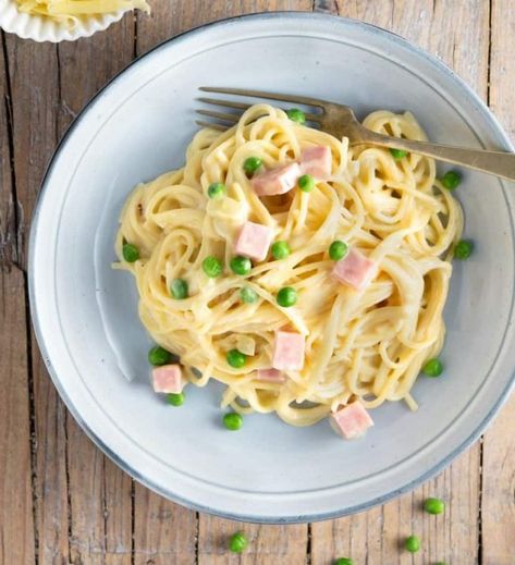 cheese spaghetti in a bowl with diced ham and peas #ham #tetrazzini #weeknightdinner #happilyunprocessed Ham Tetrazzini Recipe, Ham Tetrazzini, Ham And Peas, Ham Pasta, Cheesy Spaghetti, Turkey Tetrazzini, Ham Casserole, Ham Steaks, Garlic Cream Sauce