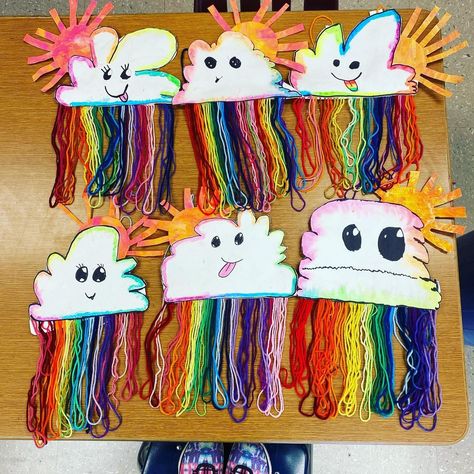 Mrs Orr’s Instagram photo: “Second grade cloud rainbow yarn hangings. Our fiber art project for this grade level. So cute!! #fiberart #elementaryart #pespawsproud…” Fun Art Projects For 2nd Grade, 1 Grade Art Projects, Kindergarten Color Art Lesson, Rainbow Projects For Kids, Yarn Art Preschool, 1st Grade Craft Ideas, Rainbow Art Projects For Kids, Grade Two Art, Kindergarten Rainbow Art Projects