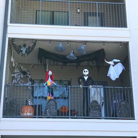 My Halloween patio decor for 2018! #halloween #patiodecor #nightmarebeforechristmas #halloweenpatiodecor Halloween Patio Decor, Halloween Balcony Ideas, Front Yard Halloween Decorations, Halloween Decorations Apartment, Halloween Decorating Ideas, Halloween Patio, Dekorasi Halloween, Casa Halloween, Small Balcony Design