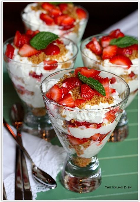 Strawberry Cheesecake Parfaits--aren't they pretty? تشيز كيك بالفراولة, Strawberry Cheesecake Parfaits, Bbq Dessert, Cheesecake Parfaits, Dessert Aux Fruits, Baked Strawberries, Oreo Dessert, Strawberry Cheesecake, Yummy Sweets