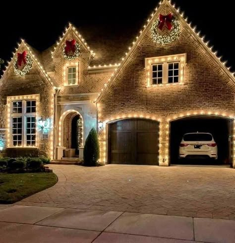 Small House Christmas Lights Outdoor Modern, Elegant Outdoor Christmas Lights On House, Modern Home Christmas Decor Outdoor, Christmas Lights Outline House, Christmas Lights On Houses Exterior, Outline House In Christmas Lights, Ranch House Christmas Lights Outdoor, Farmhouse Christmas Lights Outdoor, Christmas House Aesthetic Exterior