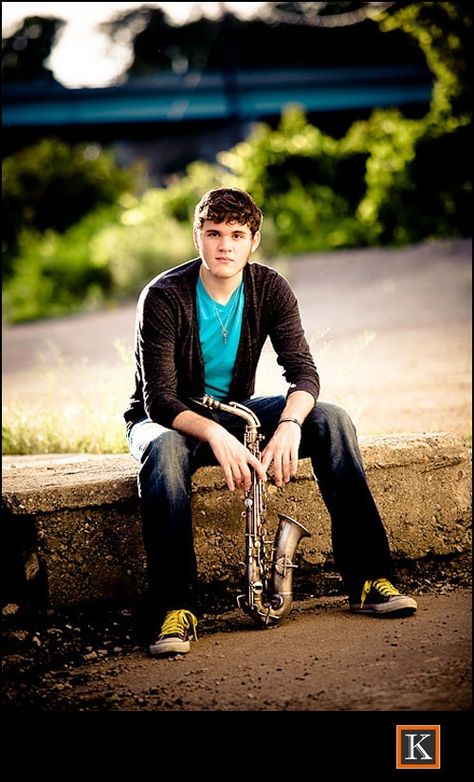 Sax senior photo Posing Seniors, Saxophone Photography, Band Senior Pictures, Senior Pictures Music, Senior Photography Inspiration, Senior Photos Boys, Musician Portraits, Senior Photography Poses, Senior Boy Poses