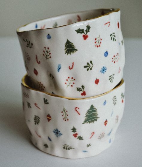 Sarah Louise Jour 🌸 (@booboo.clay) • Instagram photos and videos Mug Diy Ideas, Mug Noel, Diy Christmas Mugs, Holiday Pottery, Diy Keramik, Mug Diy, Ceramic Cafe, Sarah Louise, Diy Pottery Painting