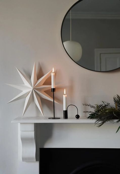 Fireplace Display, Scandinavian Christmas Decor, Minimalist Holiday Decor, Minimalist Fireplace, Minimalist Christmas Decor, Scandinavian Christmas Decorations, White Pillar Candles, Pumpkin Display, Christmas Fireplace Decor