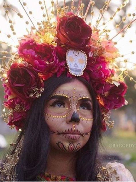 Day Of The Dead Flower Crown, Muertos Makeup, Skull Costume, Traditional Makeup, Sugar Skull Costume, Dead Makeup, Halloween Makeup Diy, Halloween Photography, Face Gems