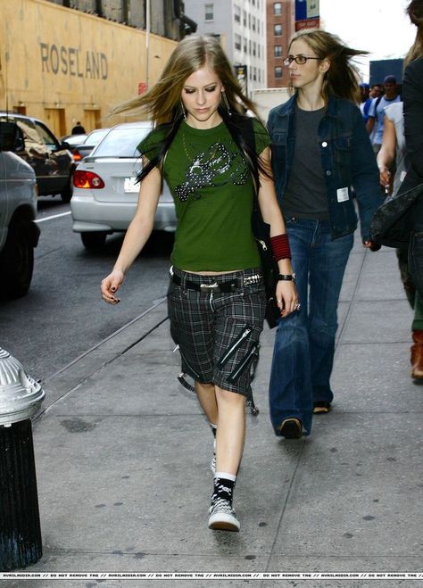 Edgy Emo Outfits, Avril Lavigne Outfits, Avril Lavigne Style, 2000s Outfit, Outfits 2000s, 00s Fashion, 2000 Fashion, 2000s Outfits, David Letterman