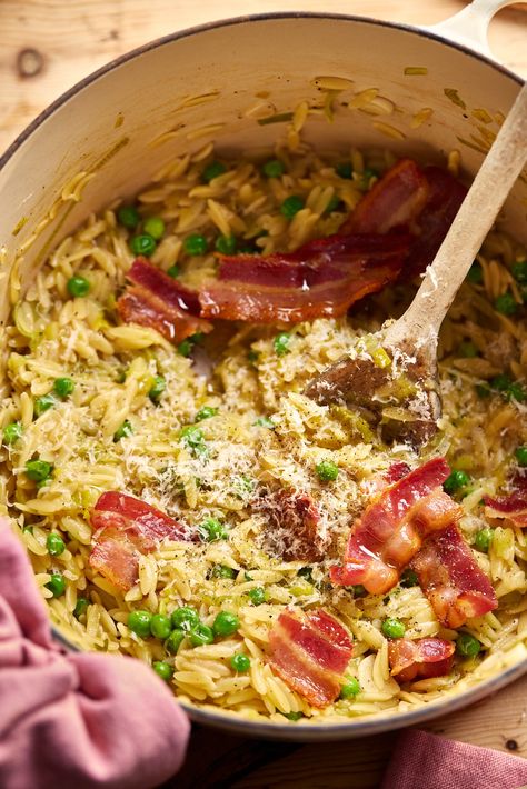 We're obsessed with this bacon orzo recipe using our British bacon. Combining bacon and pea for a classic combo, this bacon orzo pasta recipe  hits the comfort food spot but with Summery flavours. We love a bacon pasta recipe, and this caramelised leek pasta might be one of our new favourites!   #orzo #orzopasta #orzorecipe #sausages #streakybacon #baconpasta #britishbacon #pea #peapasta #leek Bacon And Pea Pasta, Bacon Orzo, Creamy Orzo Recipes, Orzo Pasta Recipe, British Bacon, Dinner Bacon, Pesto Orzo, Bacon Pasta Recipes, Bacon Recipes For Dinner