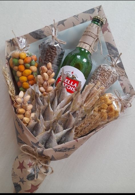 Beer Can Bouquet, Chocolate Hamper Basket, Beer Bouquet, Man Bouquet, Food Bouquet, Candy Bouquet Diy, Christmas Gift Hampers, First Communion Decorations, Edible Bouquets