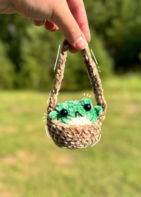 NO SEW Frog in basket crochet pattern Sew Frog, Crochet Car Decor, Crochet No Sew, No Sew Crochet Pattern, Basket Crochet Pattern, No Sew Crochet, Frog Crochet, Basket Crochet, Crochet Car