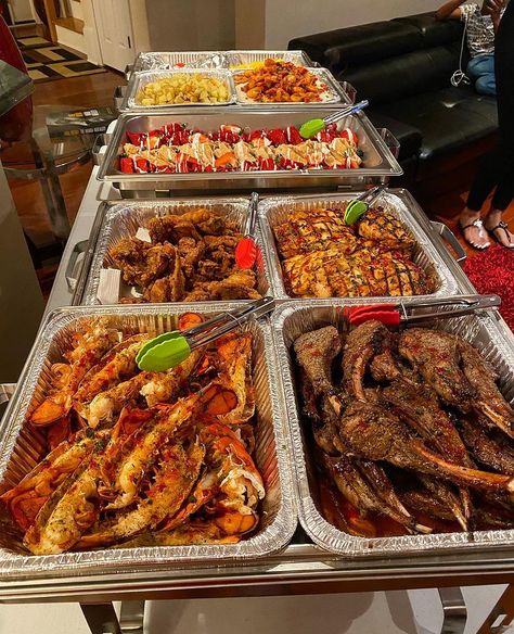 Bbq Set Up, Food Trays For Parties, Sweet 16 Food Ideas, Bbq Buffet, Amazing Food Platters, Mother's Day Party, Catering Food Displays, Dinner Catering, Italy Vibes