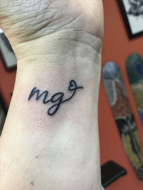 Initial G Tattoo, Tattoo Ideas Cursive, J Tattoo Letter Ideas, Gg Tattoo, Tattoo Initials, Kids Tattoo Ideas, Initials Tattoo, Hart Tattoo, Simple Tats