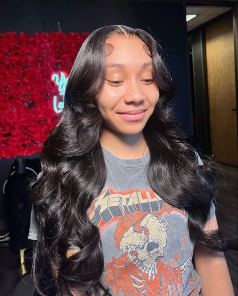 Frontal Wig Hairstyles Middle Part, Middle Part Curls Black Women, Curls Middle Part, Middle Part With Curls, Closure Wig Hairstyles, Sewin Hairstyles, Middle Part Curls, Middle Part Wig, Middle Part Hairstyles