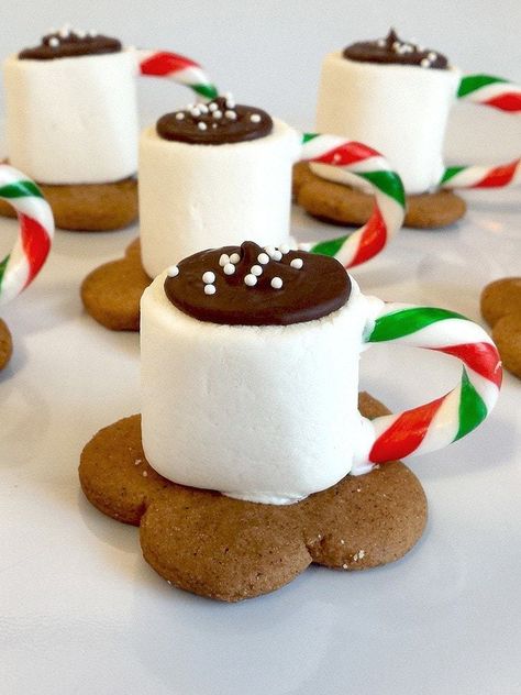 A Cup of Hot Cocoa Cookies - adorable little cookies that look like hot cups of cocoa when you add a marshmallow & a candy cane handle SO easy to make! Cup Of Hot Cocoa, Christmas Hot Cocoa, Hot Cocoa Cookies, Christmas Candies, Christmas Cookie Recipe, Pretty Desserts, Candy Cane Cookies, Hot Chocolate Marshmallows, Banana Cookies