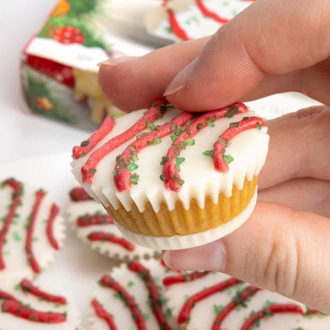 Little Debbie Recipes, Mini Christmas Desserts, Christmas Cake Balls, Design Eat Repeat, Holiday Cake Pop, Cake Cups, Christmas Cake Pops, Little Debbie, Mini Cupcake