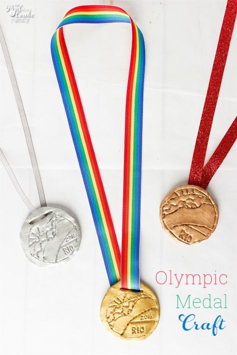 Such a cute craft for kids and adults. Easy to make these Olympic medals. Medals can be made full size or small, which is the perfect size for an American Girl Doll. Kids Art Projects Easy, Olympic Crafts For Kids, Art Projects Easy, Olympic Idea, Olympic Crafts, Cute Craft, Olympic Medals, Family Diy, Craft For Kids