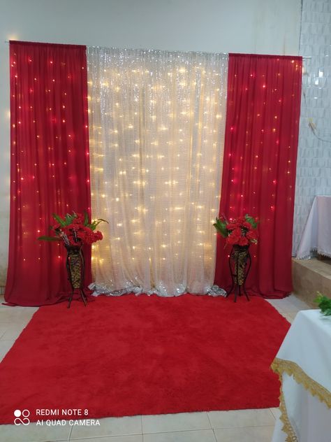 Christmas Decor Ideas Backdrop, Diy Christmas Backdrop Ideas, Christmas Backdrop Ideas Backgrounds, Red And White Backdrop, Simple Christmas Backdrop, Christmas Party Backdrop Ideas, Christmas Wall Decorations Ideas, Christmas Party Backdrop, Birthday Decorations At Home