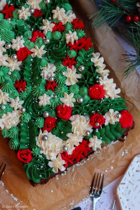 Christmas Traybake Cake! - Jane's Patisserie American Buttercream Frosting, Christmas Breads, Traybake Cake, Janes Patisserie, American Buttercream, Christmas Themed Cake, Birthday Aesthetic, Christmas Cake Designs, Christmas Tray