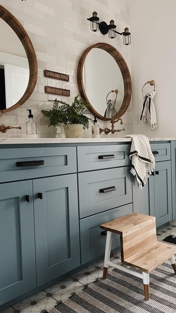 Bonnie Ryan / Home Decor & Design on Instagram: "Style with me, two ways!!! My kids jack/jill bath is always a fan favorite around here and I haven’t shared it in awhile. Which styling is your favorite?! Paint color is Polaris Blue by Benjamin Moore #pursuepretty#smmakelifebeautiful#moderntransitional#modernorganic#modernfarmhousestyle#currentdesignsituation#idcoathome#maketimefordesign#howwedwell#worntoperfection#howihome#reelitfeelit#kmidesignstyle#kitchendesign#kitcheninspo#laurenconradlov Bathrooms With White Countertops, Coastal Farmhouse Master Bed, Neutral Blue Bathroom, Charleston Bathroom, Buck Island, Rustic Farmhouse Bathroom Ideas, Boy Bath, Bathroom Rules, Jack And Jill Bathroom