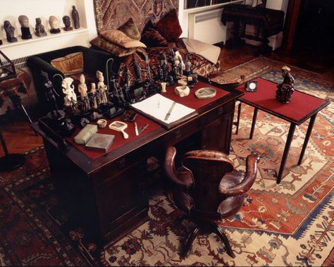 Sigmund Freud’s (1856 - 1939) study at his Hampstead home, including some of his collection of over 3,000 ancient artefacts. Image: courtesy The Freud Museum, London. Psychoanalyst Office, Consulting Room, Historical Interior, Old House Interior, House Family, Therapy Office Decor, Therapy Office, The British Museum, Therapy Room