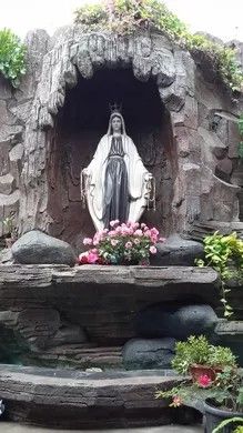 A grotto is a natural or artificial cave used by humans in both modern times and antiquity, and historically or prehistorically. Mother Mary Grotto, Marian Grotto, Mary Grotto, Garden Grotto, Grotto Ideas, Marian Garden, Grotto Design, Marian Shrines, Prayer Garden