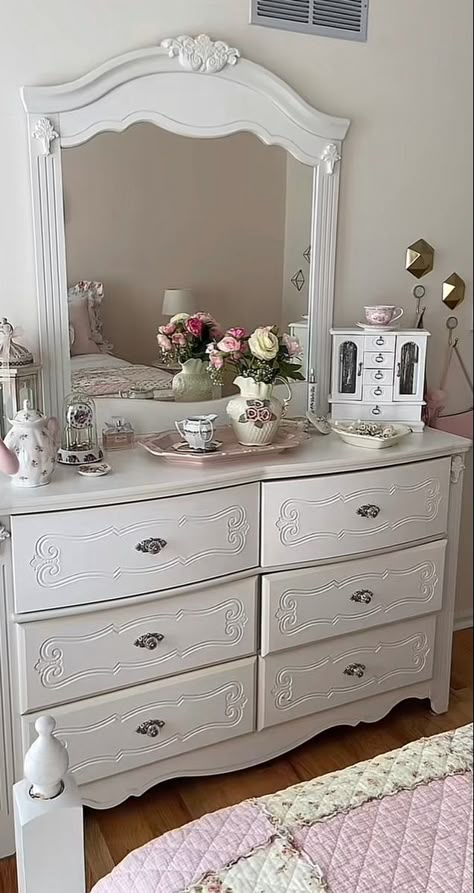 Coquette Room Wallpaper, Coquette Dresser Decor, Coquette Shelf Decor, Green Coquette Room, Coquette Nightstand, Coquette Dresser, Coquette Desk, Cottagecore Room Ideas, Drawer Inspiration