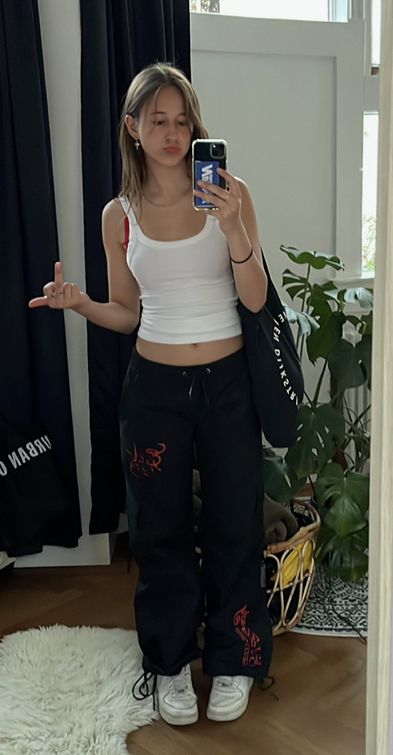 Low Waist Sweatpants Outfit, Low Waisted Sweatpants Outfit, Y2k Sweatpants Outfit, Low Rise Sweatpants Outfit, Low Waisted Sweatpants, Julia + Core + Aesthetic, Low Waist Sweatpants, Low Rise Sweatpants, Y2k Sweatpants