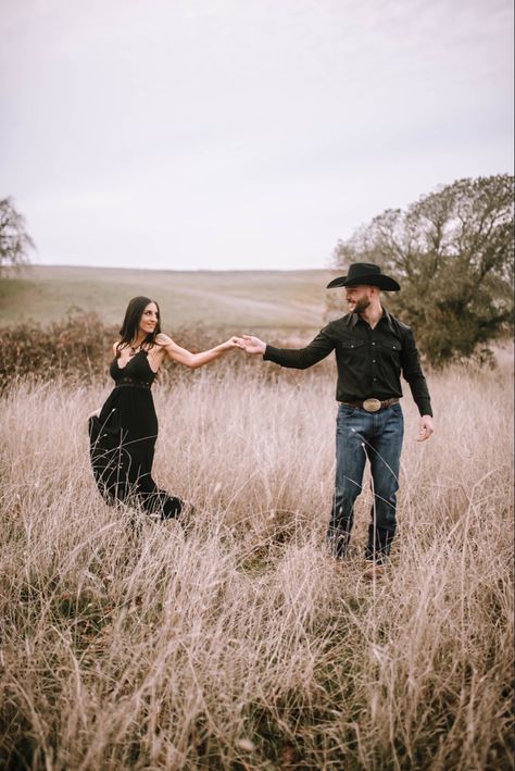 Country Photoshoot Ideas Unique Couples Photos, Cute Couple Photoshoot Poses, Couple With Horse, Cute Couple Photoshoot, Western Engagement Pictures, Photoshoot Western, Western Photoshoot Ideas, Western Couple Photoshoot, Western Engagement Photos