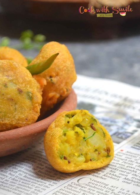 Aloo Vada Recipe, Aloo Bonda Recipe, Bonda Recipe, Batata Vada, Host Party, Office Food, Vada Recipe, Recipe Potato, Veg Snacks