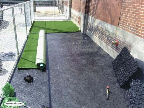 Dog run Dog Yard Landscaping, Dog Run Side Yard, Dog Turf, Outdoor Dog Area, Diy Dog Run, Outdoor Dog Runs, Dog Kennel Designs, Dog Run, Side Yard Landscaping