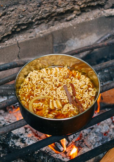 Campfire Curry Ramen, by thewoksoflife.com Bushcraft Food, Backpacking Recipes, Curry Ramen, Camping Meal, Camping Menu, Easy Camping Meals, Fire Food, Heirloom Recipes, Campfire Food