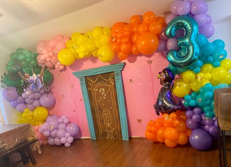 Encanto Halloween Decorations, Encanto Trunk Or Treat Ideas, Diy Encanto Decorations, Encanto Table Decor, Encanto Door Diy, Encanto Trunk Or Treat, Encanto Birthday Party Backdrop, Encanto Backdrop Ideas, Encanto Balloon Decor