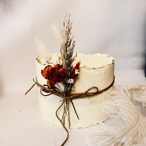 Simple Wedding Cake Dried Flowers, Simple Boho Wedding Cake 1 Tier, Dry Flowers Cake, Simple Rustic Wedding Cake 1 Tier, Rustic Cake Birthday, Rustic Cake Design, Simple Rustic Cake, Cake With Dried Flowers, Dried Flowers Cake