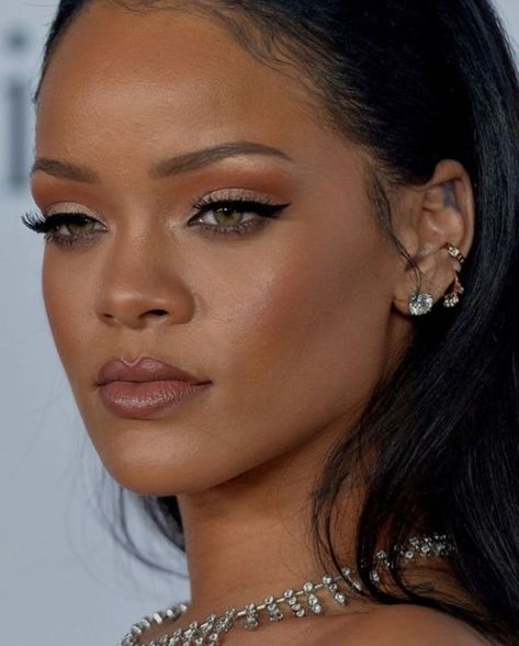 Rhianna Makeup Looks, Rihanna Natural Makeup, Rihanna Make Up Looks, Rihanna Makeup Looks, Rhianna Makeup, Rihanna Face, Rihanna Makeup, Evening Eye Makeup, Looks Rihanna