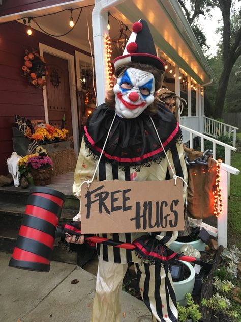 Scary creep clown free hugs Scary Clown Outdoor Decor, Halloween Decorations Clown Theme, Scary Clown Halloween Decorations Outdoor, Clown Halloween Decorations Outside, Scary Clown Room, Clown Theme Halloween Decor Outdoor, Halloween Clowns Decorations, Haunted Clown House Ideas, Halloween Circus Theme Yard