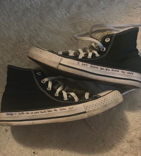 Star Aestethic, Drawn Converse, Doodles On Shoes, Converse Lyrics, Converse Aesthetic Grunge, Shoe Writing, Converse Art, Converse Drawing, Converse Ideas